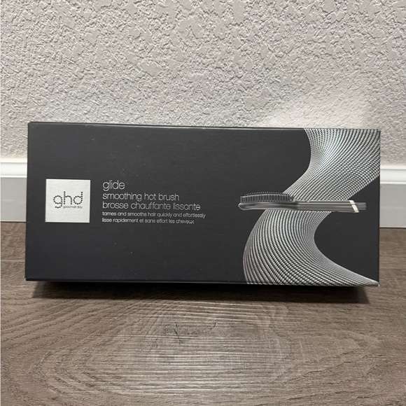 GHD GLIDE SMOOTHING HOT HAIR BRUSHB1C002 BRAND NEW